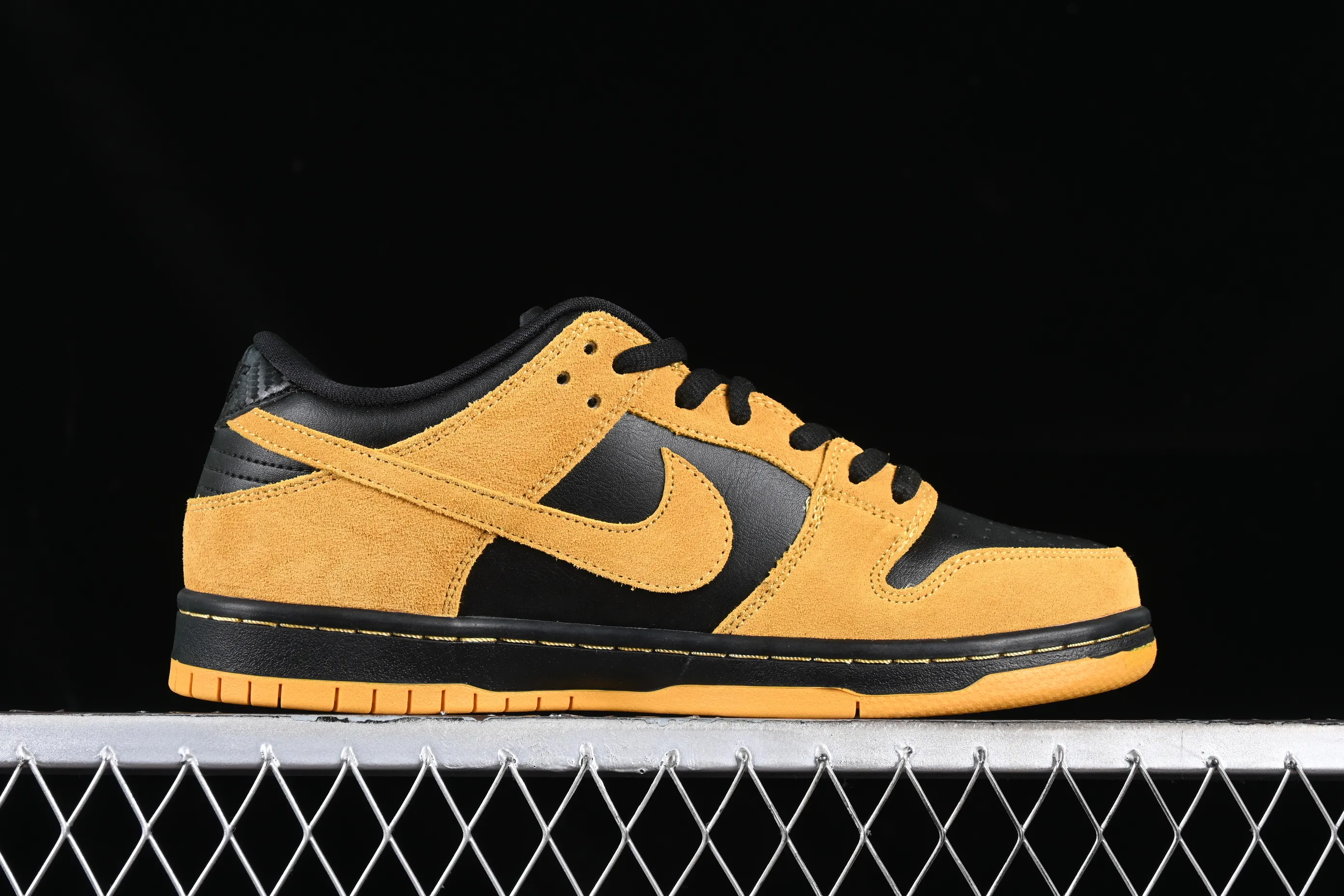 All Categories Nk SB Dunk Series Nk SB Dunk Low Low-top sneakers Nk Dunk SB Low "Valentines Day" Raw rubber black and yellow Retro low-top casual sports skateboard shoes 304292-706